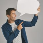 Persona che tiene in mano una nuvoletta o fumetto bianca, mentre sta cercando di comunicare con qualcuno