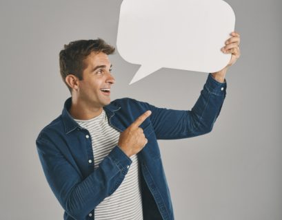 Persona che tiene in mano una nuvoletta o fumetto bianca, mentre sta cercando di comunicare con qualcuno